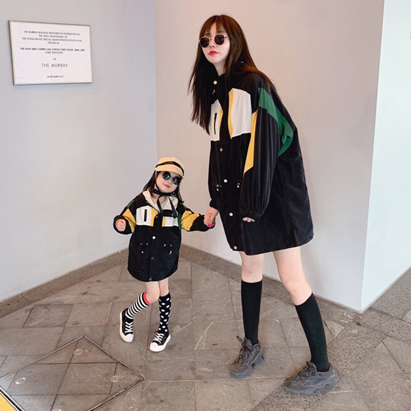 Parent-child jacket Mother and daughter A family of three 2021 Autumn and Korean versions of the foreign pie overalls wind and mother medium long version with cap windsurges