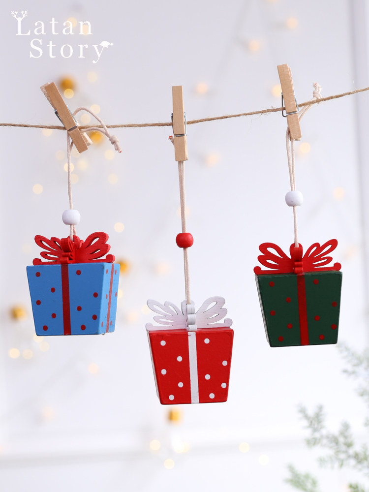 Christmas decorations Creative woody pins Wind Christmas Tree Home Pendant hanging accessories Costume Suit Wall Decoration Pendulum