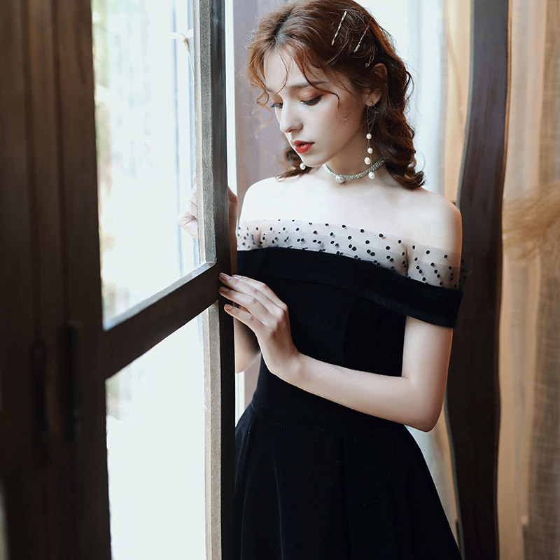 The evening dress girl 2022 new shoulder shoulder autumn and winter black velvet dress annual party can usually wear temperament