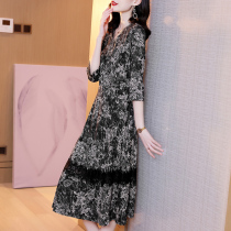 Golden velvet dress autumn and winter clothes 2020 new female temperament Hepburn wind floral black base long sleeve skirt