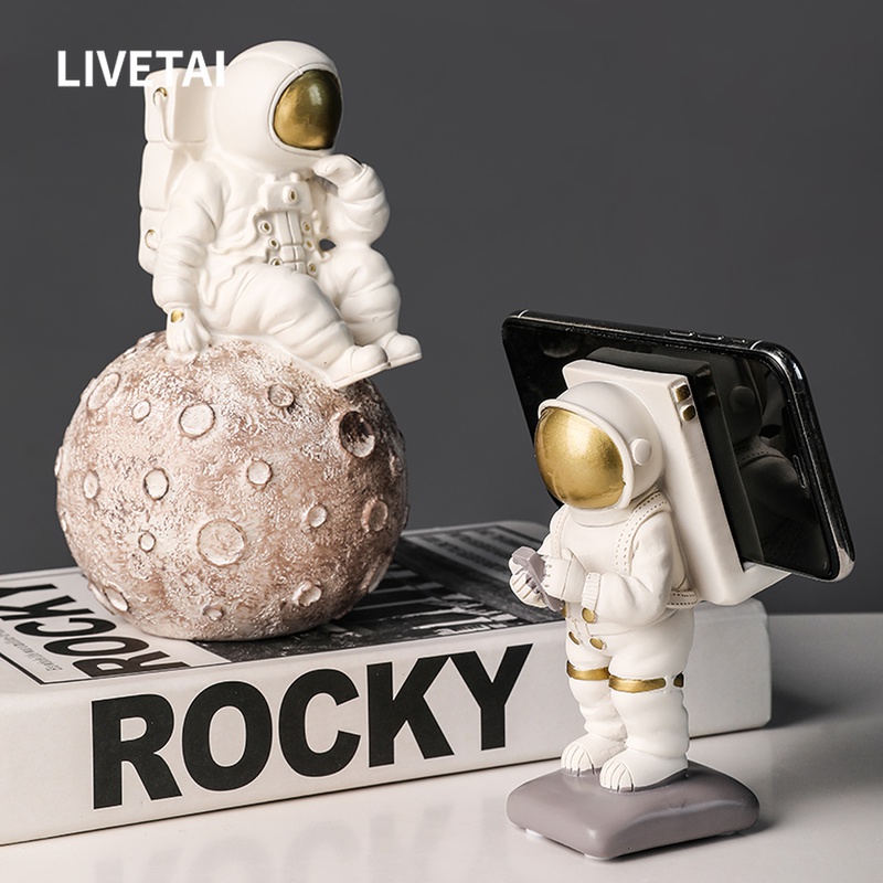 LIVETAI Living Room Wine Cabinet Creative Astronaut Astronaut Light Lavish Home Craft Gift Hem Decoration Gift Small Pendulum