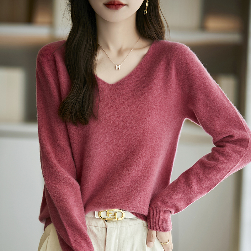 One-Piece V-Neck Sweater for Women, Autumn and Winter, Loose-Fitting Base Layer, Soft and Smooth Texture Knit Top, Sweetheart Neckline Top One-Piece V-Neck Sweater for Women, Autumn and Winter, Loose-Fitting Base Layer, Soft and Smooth Texture Knit Top, Sweetheart Neckline Top