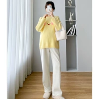 Желтый свитер, абрикосовые штаны