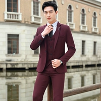 Бордовый костюм, штаны, жилет, рубашка, галстук, ремень