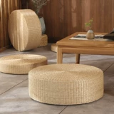 Японская стиль трава с травяной, подушка для пола на полу татами, поклонение подушкам Будды, на коленях подушка чай