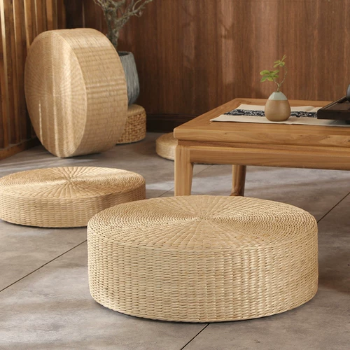 Японская стиль трава с травяной, подушка для пола на полу татами, поклонение подушкам Будды, на коленях подушка чай