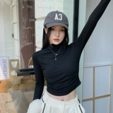 Дизайнерский лонгслив, черная осенняя короткая приятная телу футболка, тренд сезона, высокий воротник