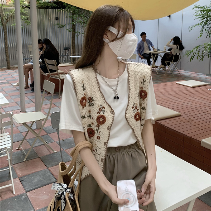 Embroidered Hollow-Out Original Design Short Knitted Vest, Vintage Color-Blocked Tank Top for Women 2026, Outerwear for Layering, Thin Cardigan Embroidered Hollow-Out Original Design Short Knitted Vest, Vintage Color-Blocked Tank Top for Women 2026, Outerwear for Layering, Thin Cardigan