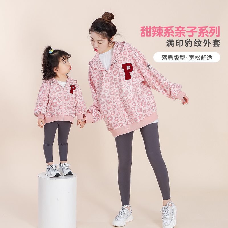 Mother and daughter dress long sleeved cap coat in autumn 2022 new family three - member family in autumn blowing street sports coat