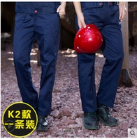 Пара темно -синих брюк