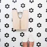 Черно -белая шестиугольная мозаичная кирпичная кирпичная кирпичная кирпич