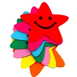 Дети, держащие танцевальные реквизит