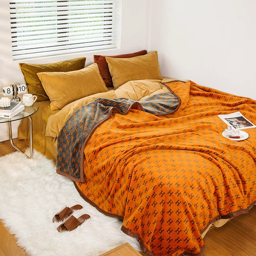 Диван, коралловое одеяло, фланелевая тонкая простыня для сна