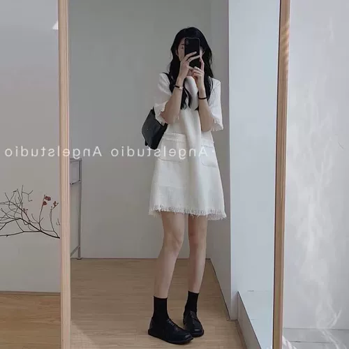 Весеннее небольшое дизайнерское белое летнее платье, юбка, 2022 года, в стиле Шанель, французский стиль, тренд сезона, яркий броский стиль