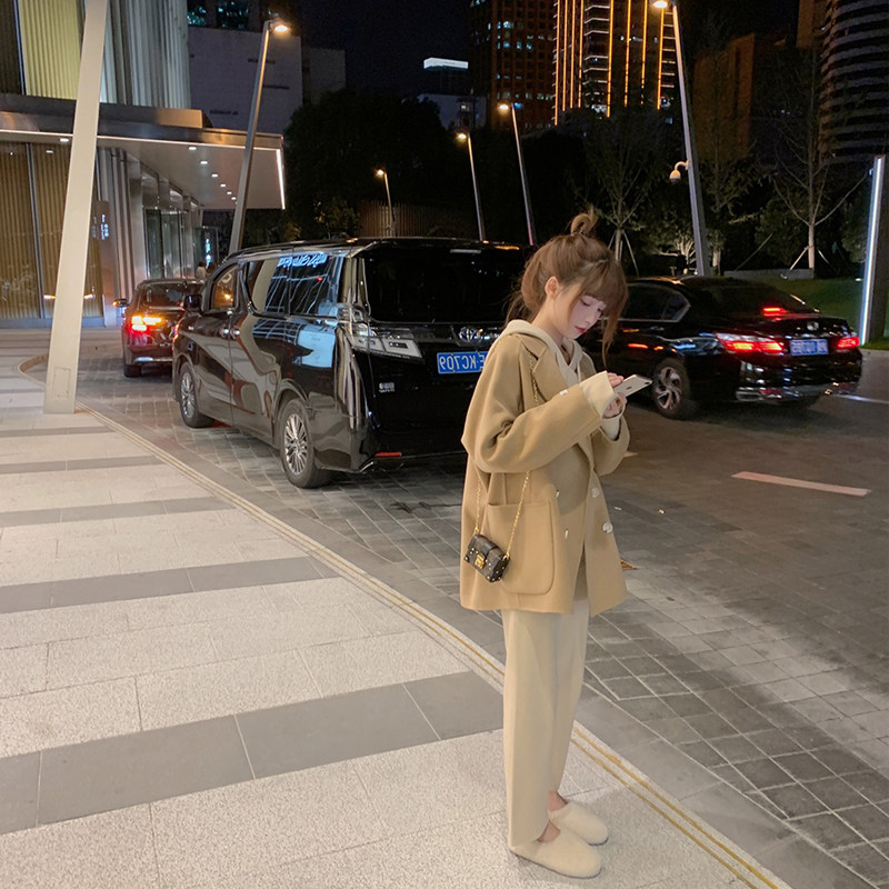 Herbenwind high-end bifacial cashmere hump with a small taller woman wearing a short fur coat autumn and winter