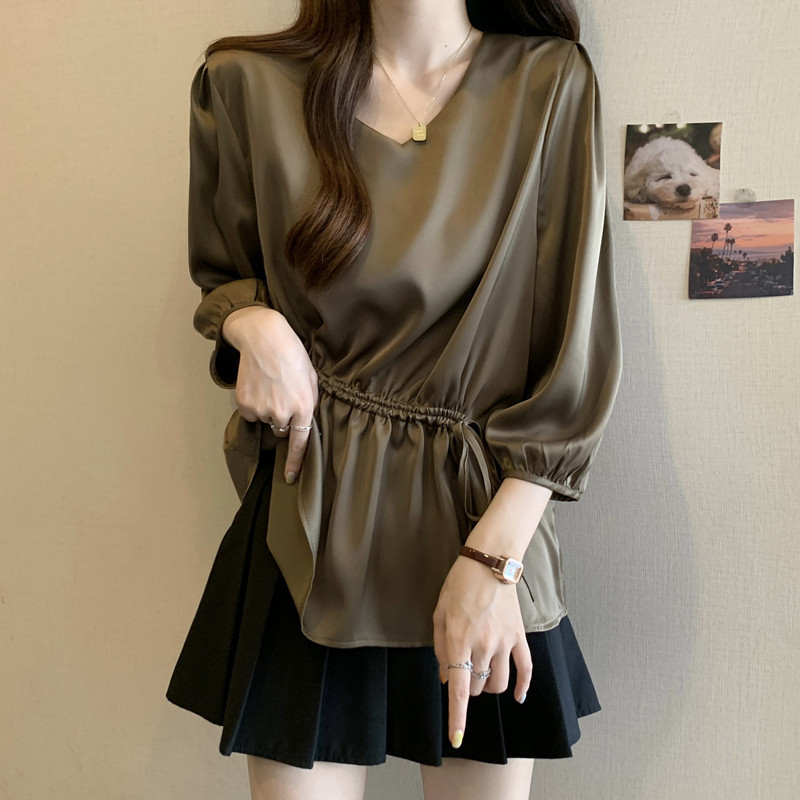 Three-Quarter Sleeve V-Neck Base Shirt for Women, Spring and Autumn, Plus Size, Slimming, High-End Design, Waist-Cinching, Tummy-Covering Top Three-Quarter Sleeve V-Neck Base Shirt for Women, Spring and Autumn, Plus Size, Slimming, High-End Design, Waist-Cinching, Tummy-Covering Top
