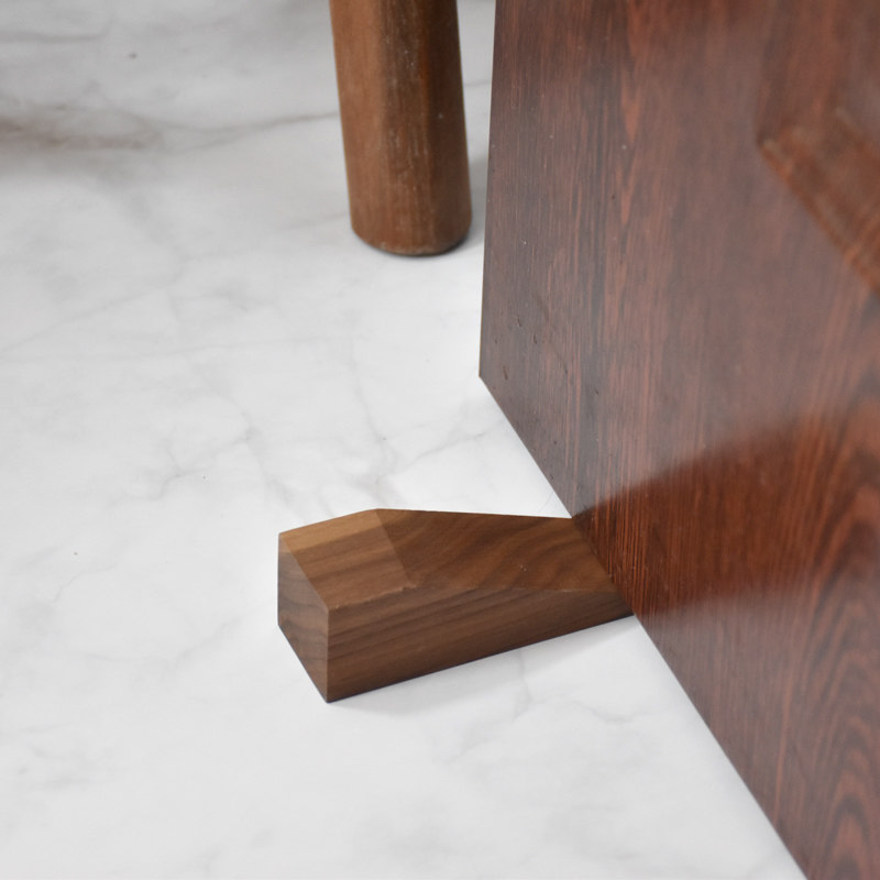 Plugged video piece oblique wooden door block door nail wooden bolt door block door block like a cool mat wooden wedge trapezoidal triangular wooden block door block
