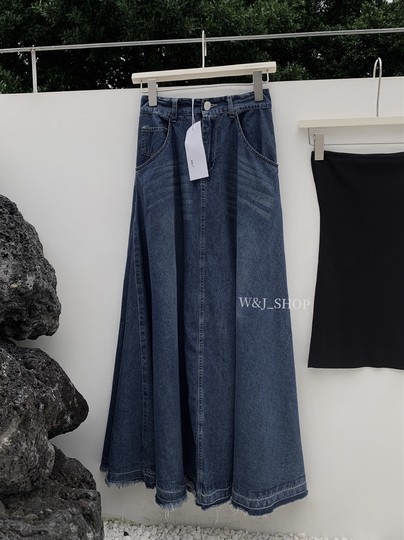 High-end, elegant, high-waisted denim blue, retro-style lazy half-length skirt, niche design, tasseled raw edge skirt