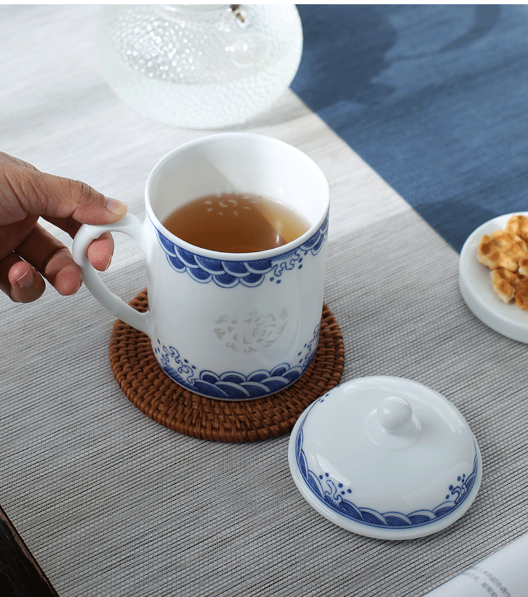 Jingdezhen ceramic cup with cover office meeting hand blue and white porcelain cup and exquisite gift box to ultimately responds a cup of tea cup