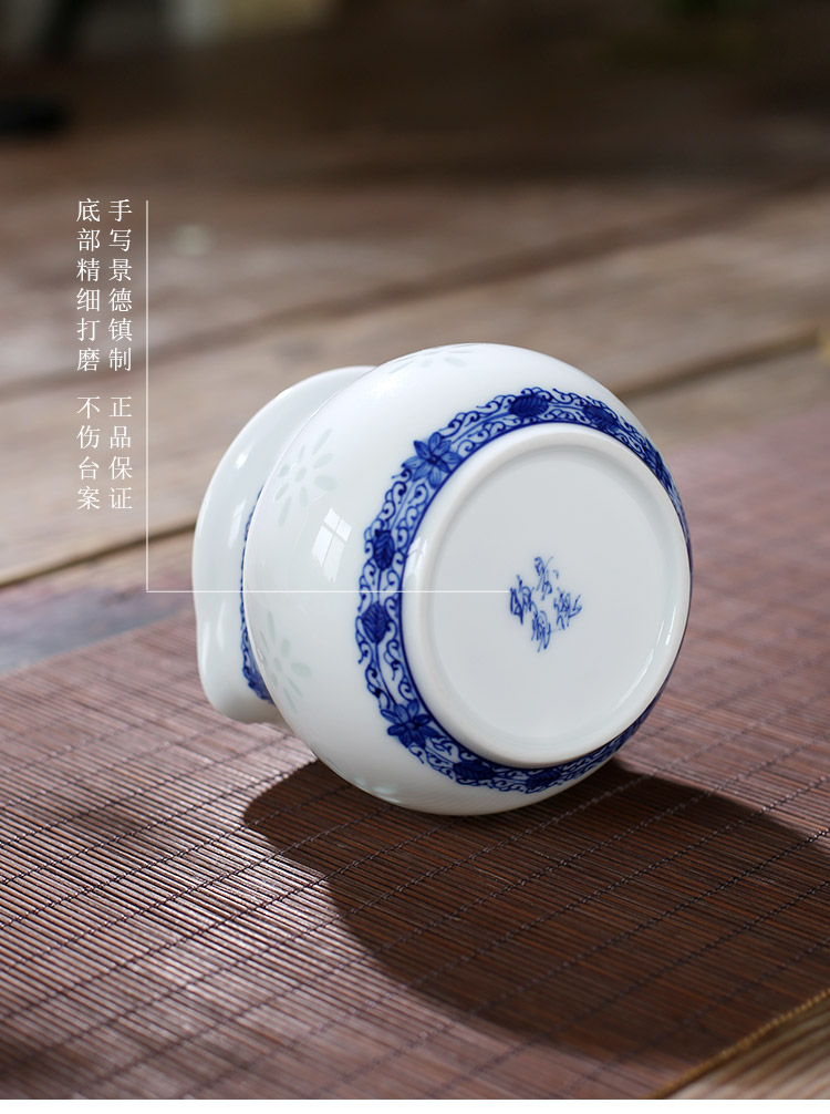 Blue and white and exquisite porcelain jingdezhen up the fire which hand - made ceramic tea set points fair keller of tea ware device and a cup of tea