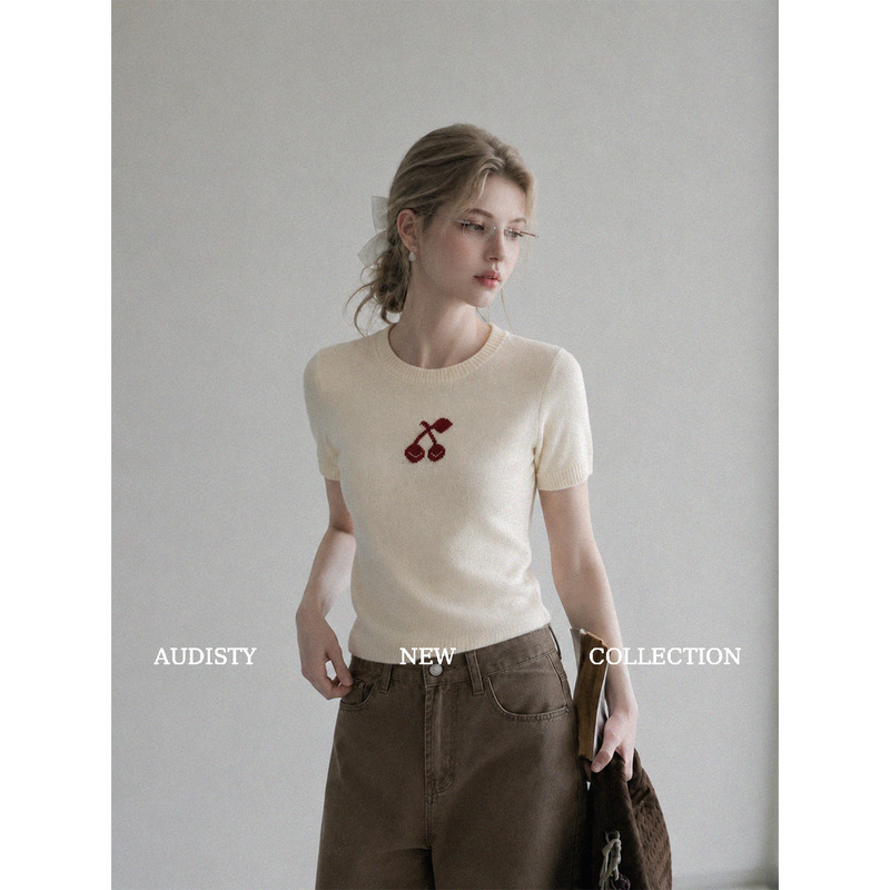 Audisty White Round Neck Cherry Embroidery Regular Shoulder Knit Short-Sleeve Women's Top 2026 Autumn Korean Style Slimming Top Audisty White Round Neck Cherry Embroidery Regular Shoulder Knit Short-Sleeve Women's Top 2026 Autumn Korean Style Slimming Top