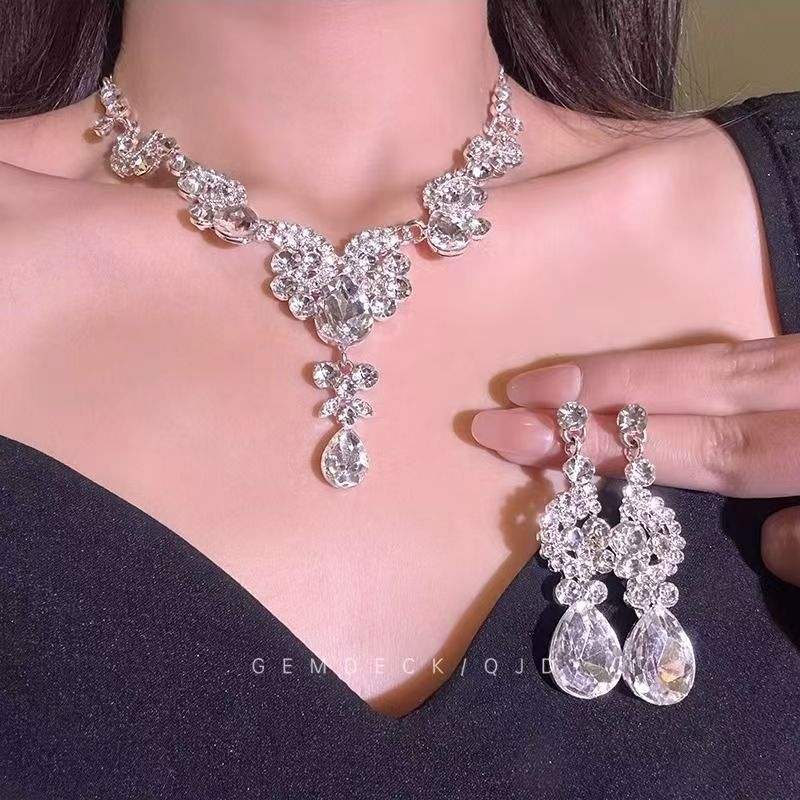 Light Luxury Ultra-Shiny Water Drop Earrings and Necklace Set for Women, Court-Style Clavicle Chain, High-End Prom Dress Accessories Light Luxury Ultra-Shiny Water Drop Earrings and Necklace Set for Women, Court-Style Clavicle Chain, High-End Prom Dress Accessories