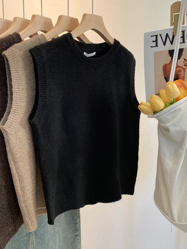 Black Round-Neck Pullover Knitted Vest for Women, Suitable for Petite Figures in Autumn and Winter, Sleeveless Outerwear, Spring Sweater Vest