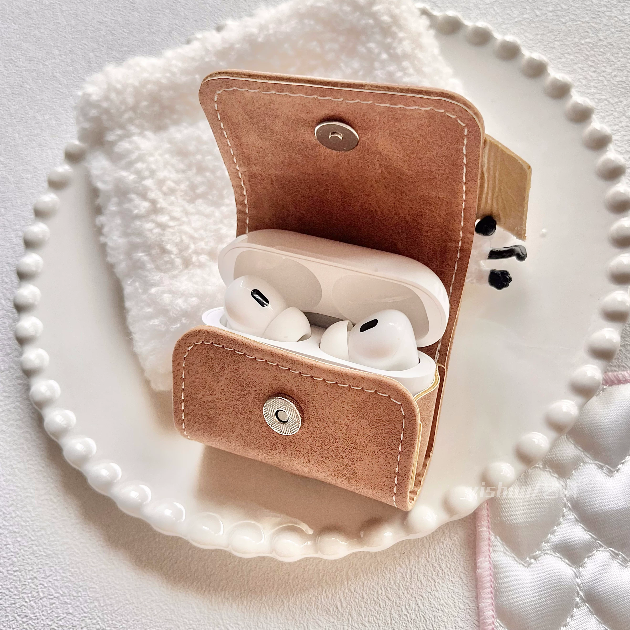Милый сиамский кот с лежачим выражением, подходит для защитного чехла AirPods4 осенью и зимой, персонализированный чехол для AirPodsPro2 Apple наушников, беспроводные Bluetooth 3-го поколения airpods1, всё включено силиконовый новый третьего поколения