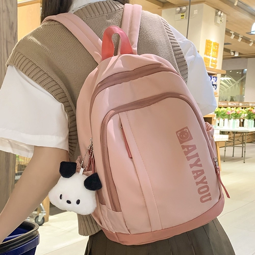 Дети в детском саду отправляются на весенние путешествия маленькие рюкзаки, путешествующие по милым девочкам, ученики начальной школы сражаются с цветом девочки девочка рюкзак