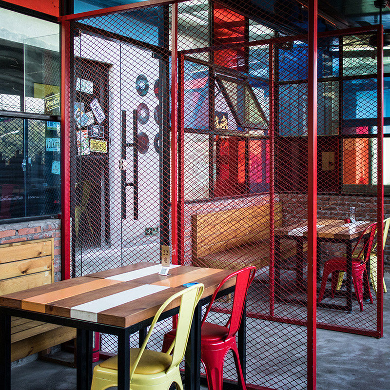 Industrial wind mesh hollow-cut iron screen partition retro restaurant bar decoration frame cut fence ceiling