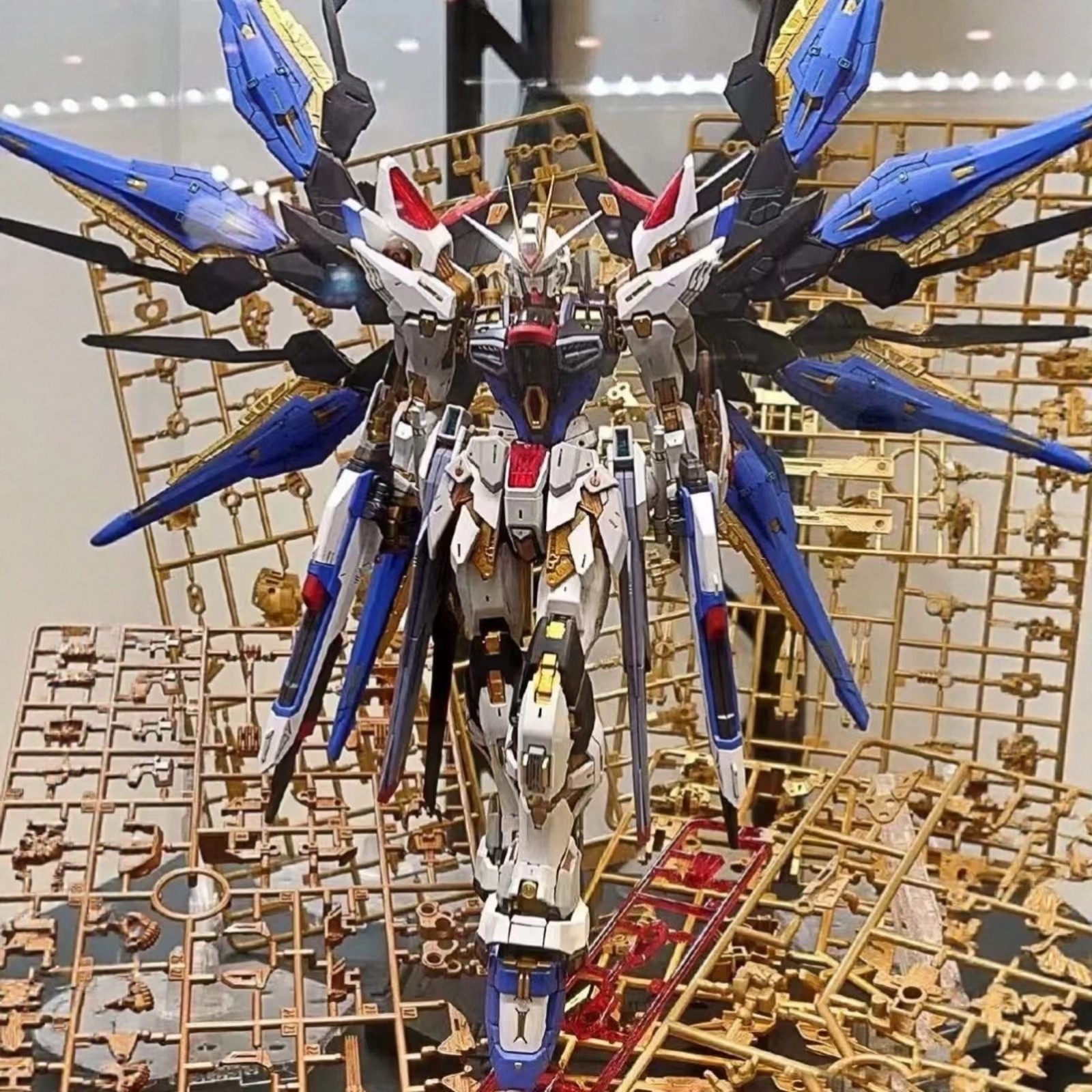 ガンダムストライクフリーダムHGフェニックスレッドアストレイパーフェクトユニコーンブルーモデルトイ