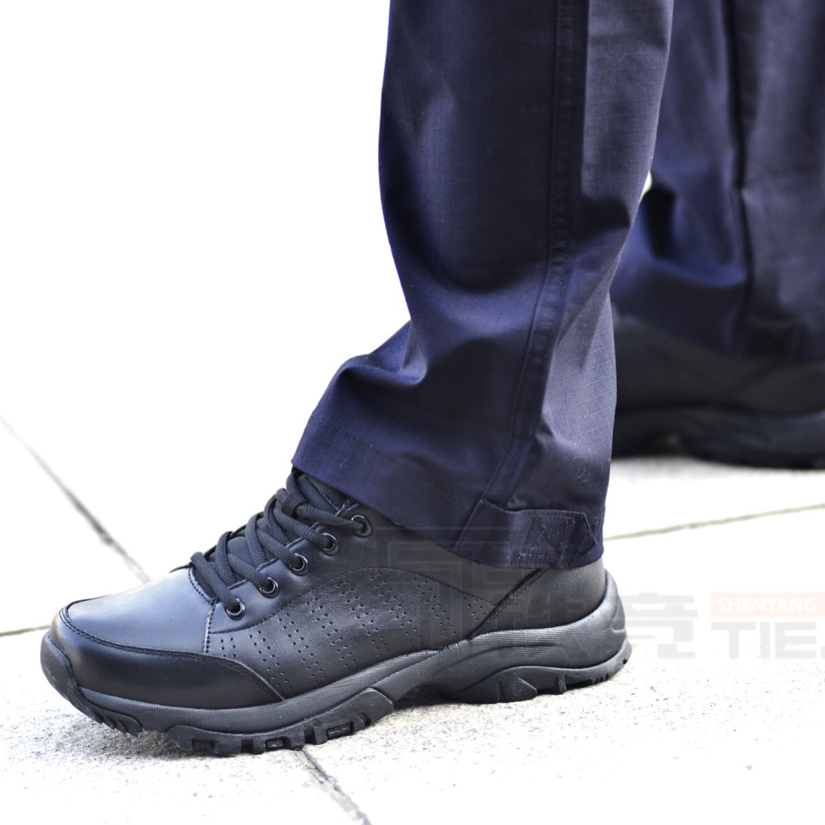 Longwei Autumn and Winter Service Leather Shoes Warm Ultra Light Head Bull Leather Low Help Strap for Training Attendance Shoes
