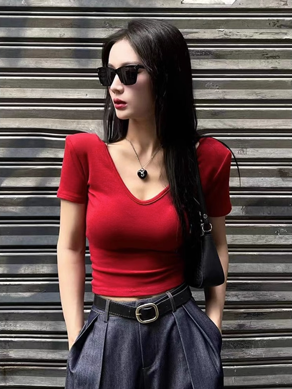 Red V-Neck Padded Shoulder Short-Sleeve T-Shirt for Women, Summer European Style, Slim-Fit Clavicle-Revealing Crop Top, High-Waisted, Midriff-Baring Top Red V-Neck Padded Shoulder Short-Sleeve T-Shirt for Women, Summer European Style, Slim-Fit Clavicle-Revealing Crop Top, High-Waisted, Midriff-Baring Top