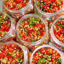 Hunan farmhouse special spicy two-tone garlic sauce chilli sauce with homemade handmade savory spicy chopped chili peppers Next meal millet chopped peppers