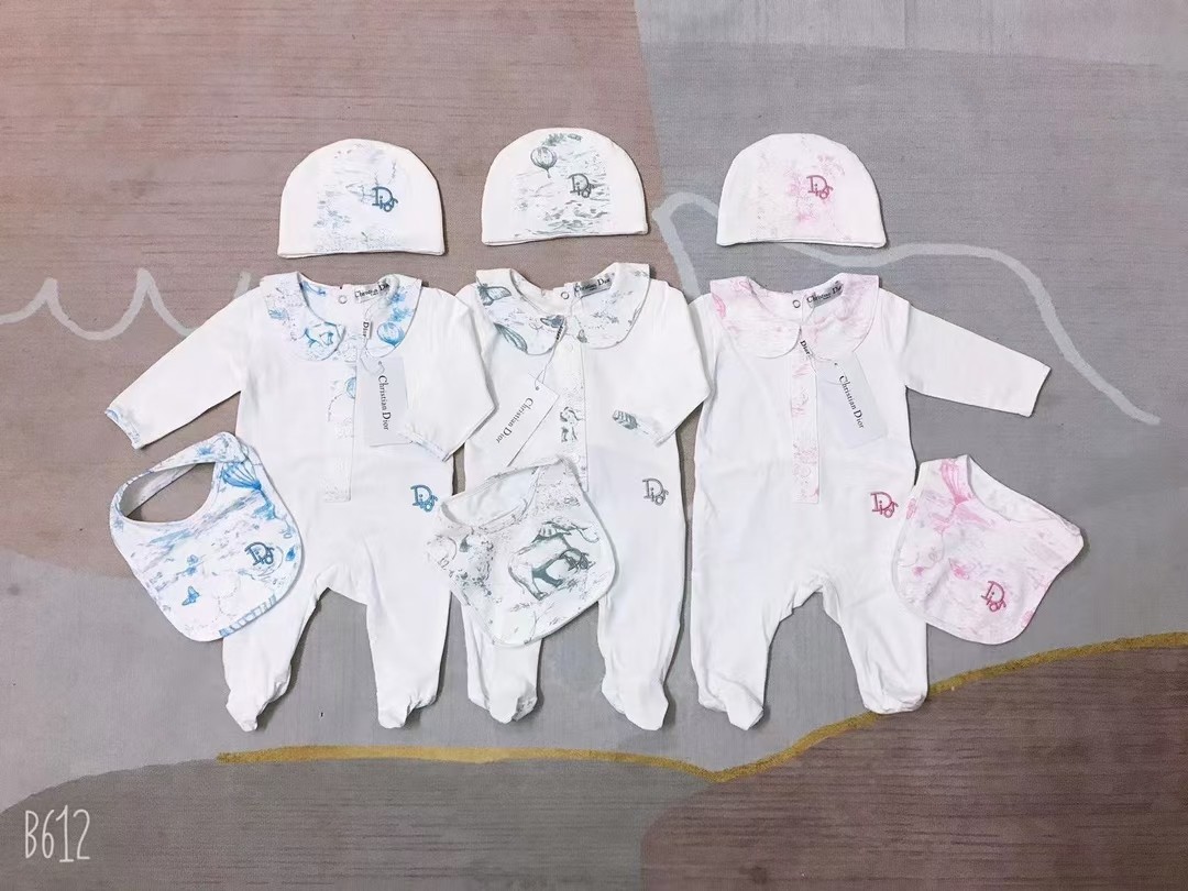 22 Newborn babies crawl for 100 days old dress European and American wind long sleeved cotton hat round mouth suit