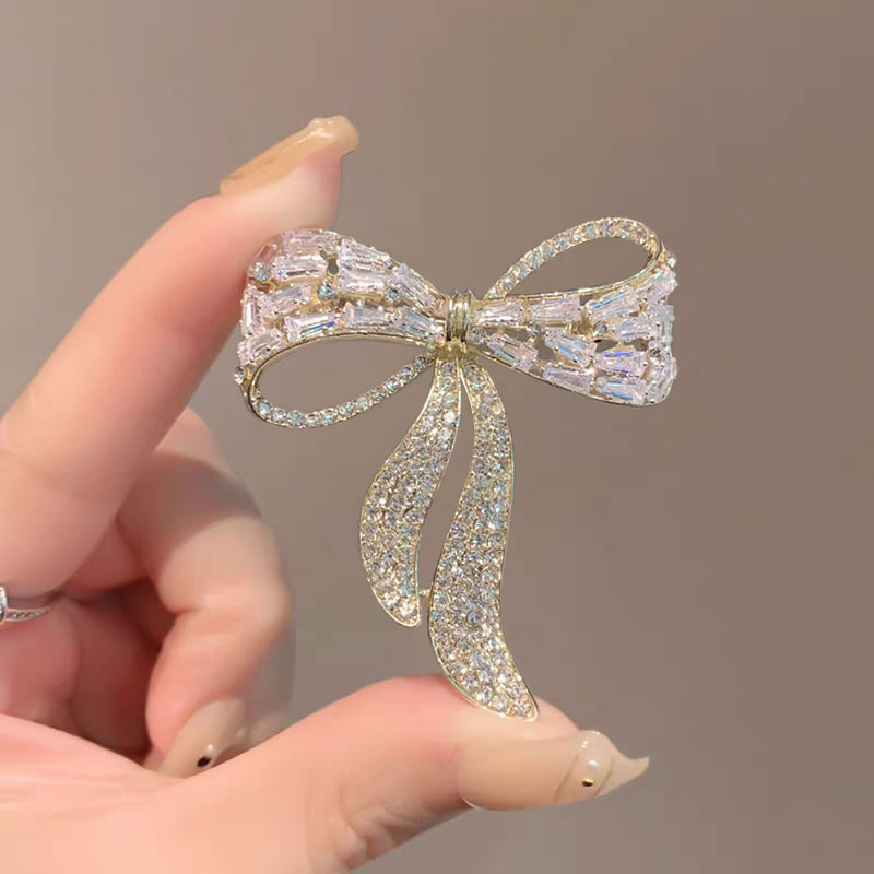 High-end, exquisite rhinestone bow brooch for women, luxurious and elegant, suitable for coats, suits, brooches, sweaters, and overcoats.