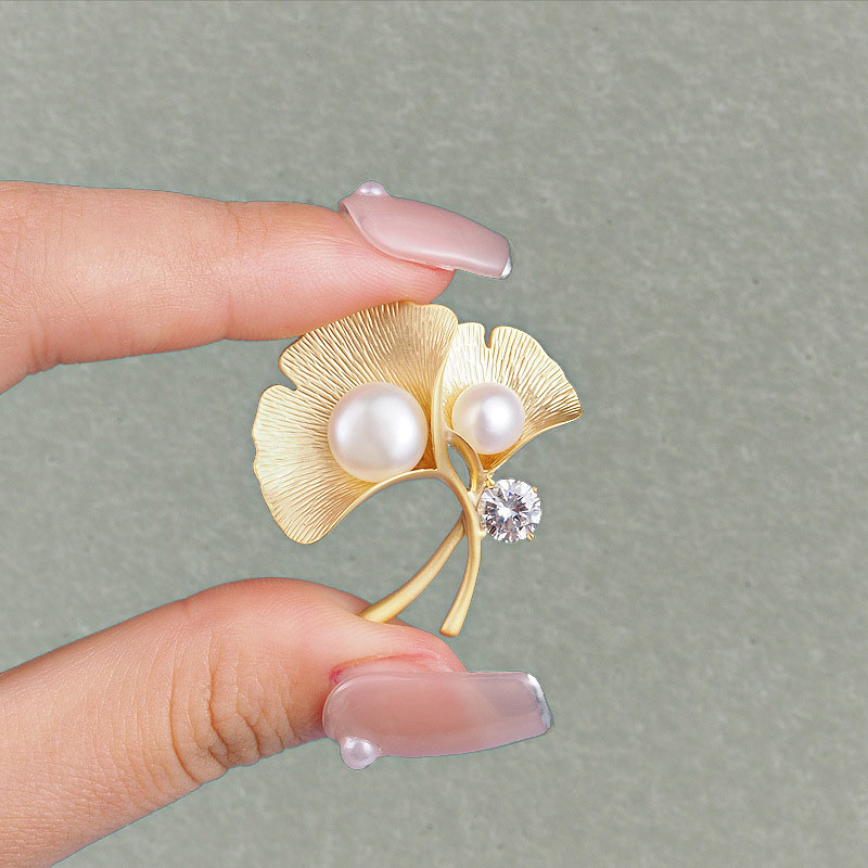 The new three have apricots high-end gingko leaves pearl brooch plethora woman minimalist gold breasts temperamental suits Don't pin accessories-Taobao