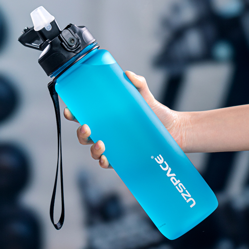 Fitness sports water cup men and women portable plastic fitness water bottle summer student large capacity straw cup 1000ml