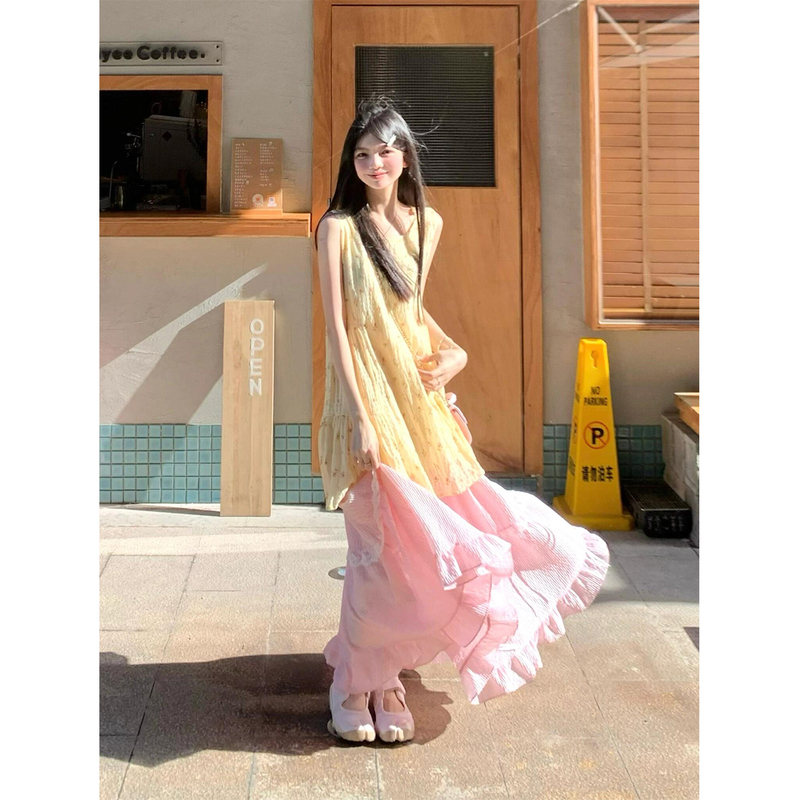 A Complete Set of Korean-Style College-Style Outfits for Early Summer, a Unique and Beautiful Little Suit with a Sleeveless Top and a Half-Skirt Two-Piece Set