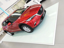 The manufacturer customized the 4s shop auto show floor platform auto ultra-thin tempered paint crystal glass auto show display stand straight slope