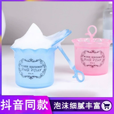 Чистая красная мыть на лице молока пузырьки пена пузырьковые пузырьковые пузырьковые пузырьковые пузырьковые бутылка творческая лице