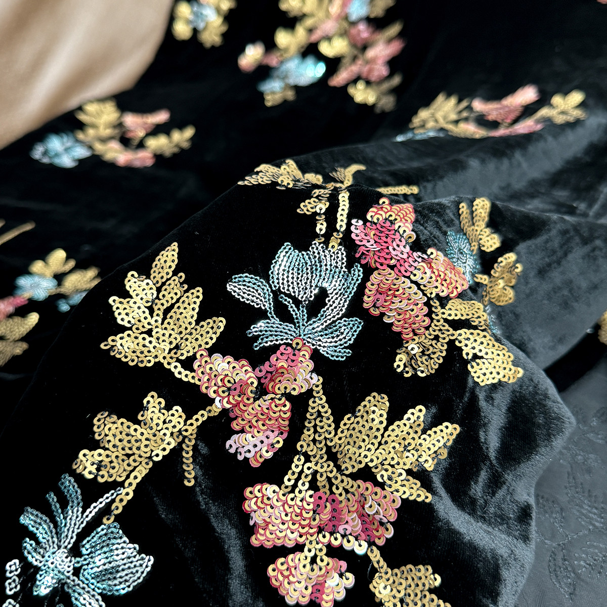 小碎花重工钉珠亮片刺绣真丝丝绒135门幅桑蚕丝服装布料面料有哪些特点?适合哪些场合?-真丝布料-淘宝好物网