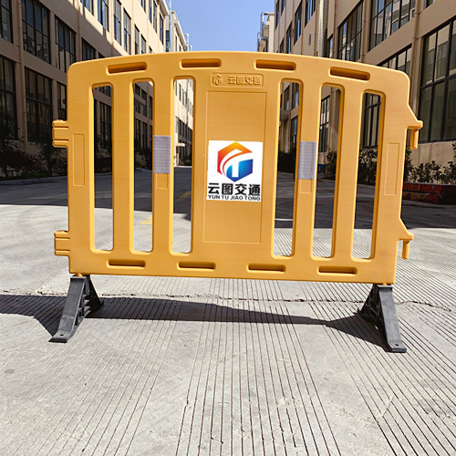 New material rotomolding three-hole water horse municipal enclosure plastic urban mobile guardrail integrated isolation pier anti-collision barrel