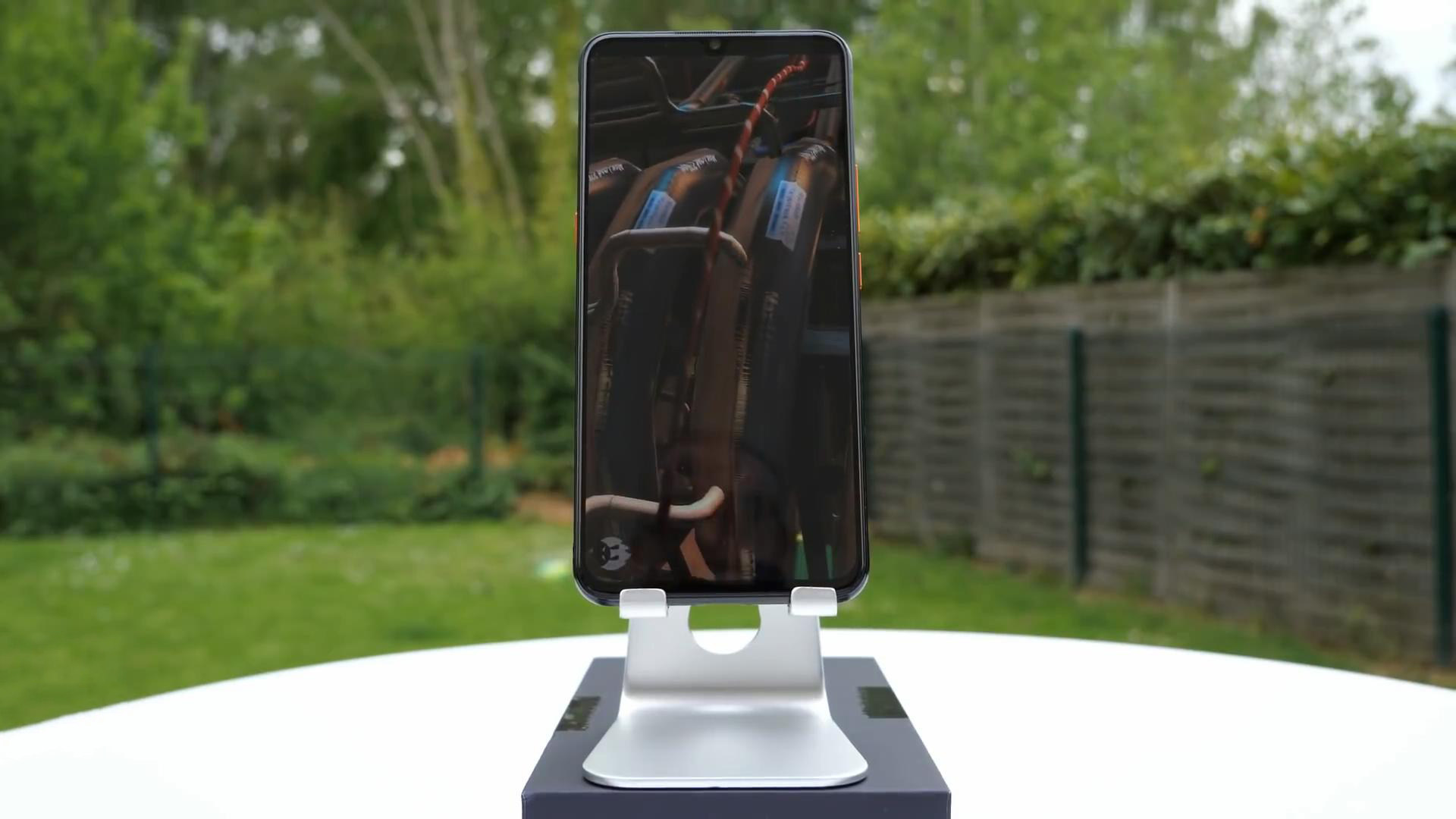 iQOO，闪耀你的美！