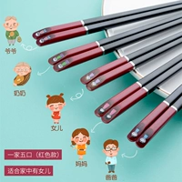 Семья из пяти красных моделей