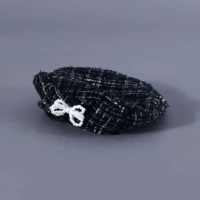 Черный берет из жемчуга