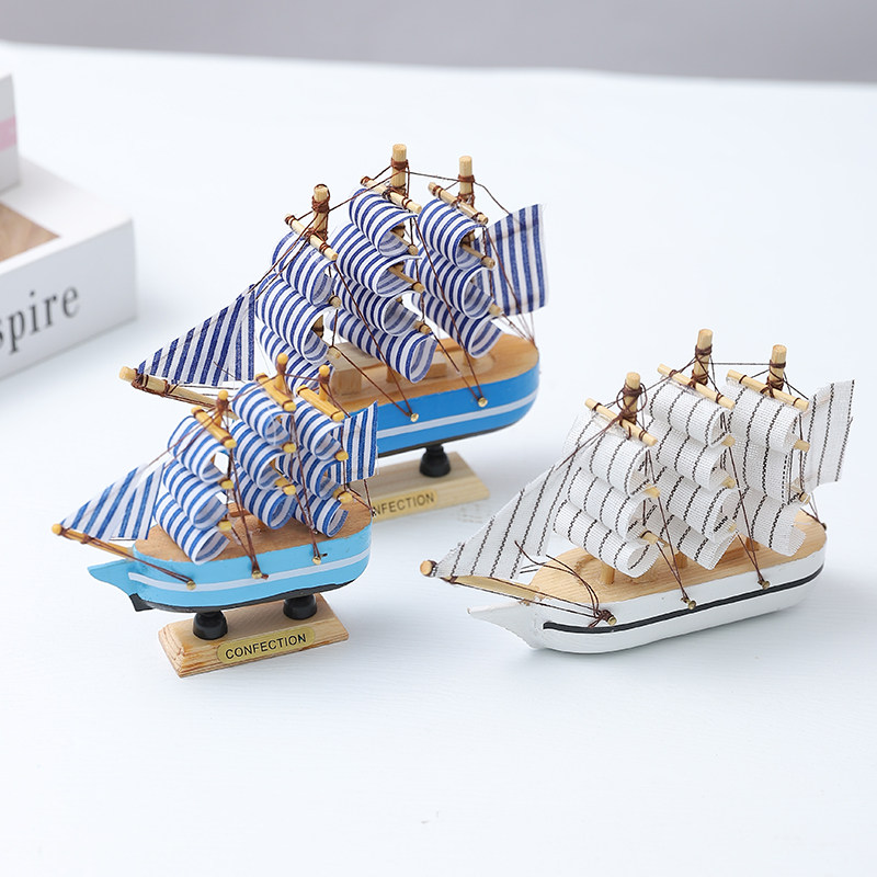 地中海の帆船模型のオーナメント。順風満帆を象徴する木製ボート、おもちゃ、ケーキの飾り、クリエイティブなギフト。