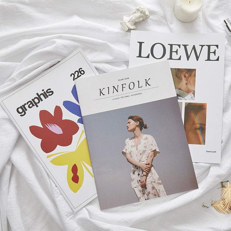 Photo props Nordic Net red loewe magazine newspaper cover ins Wind shooting manicure small ornaments shooting book A4 retro old book model English photography card cake set decoration paper