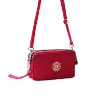 Розовая красная горизонтальная полоса на плече