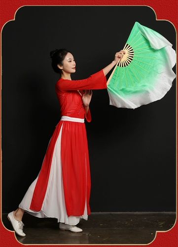 Танцевальный веер из длинного плавающего светло-зеленого шелка постепенно становится специальным танцевальным реквизитом для взрослых классических танцевальных представлений.